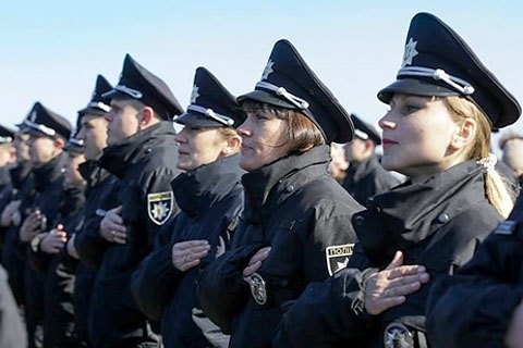 Япония передала украинским полицейским 9,5 тыс комплектов зимней формы. 