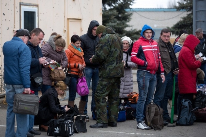 С началу 2016 году принято на учет 1800000 переселенцев (1,4 млн  семей из Донбасса и Крыма), еще около 800 тыс человек не зарегистрированы как переселенцы. 
