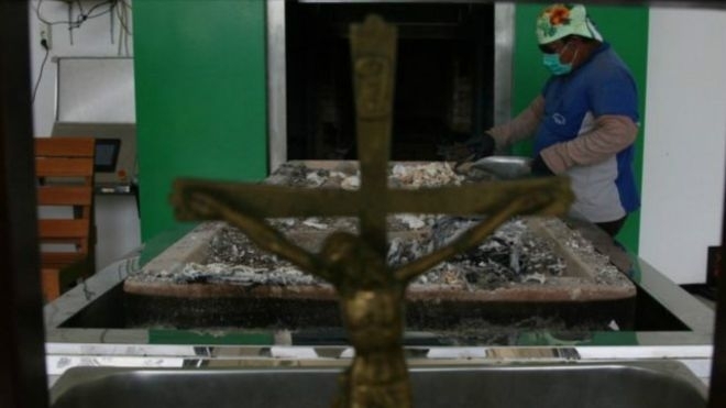 Власти Ватикана сообщили католикам, что отныне останки покойников, которых кремировали, нельзя рассеивать. 