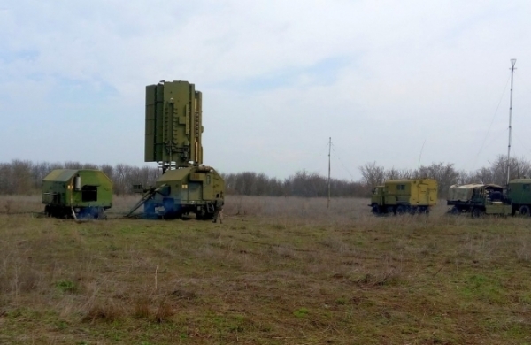 Украинские военнослужащие на учениях "Рубеж - 2016" впервые применили новейшую отечественную разработку - подвижную трехкоординатную радиолокационную станцию кругового обзора с фазированной антенной решеткой 79К6 "Пеликан". 