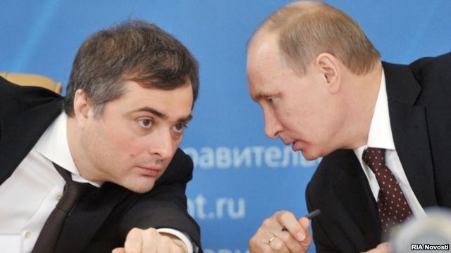 Группа украинских хакеров заявила, что полностью контролирует переписку помощника президента России Владислава Суркова. 