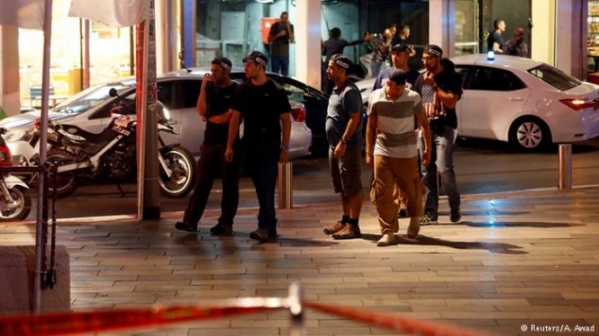 В Иерусалиме террорист на машине открыл стрельбу возле трамвайной остановки напротив центрального штаба полиции. 
