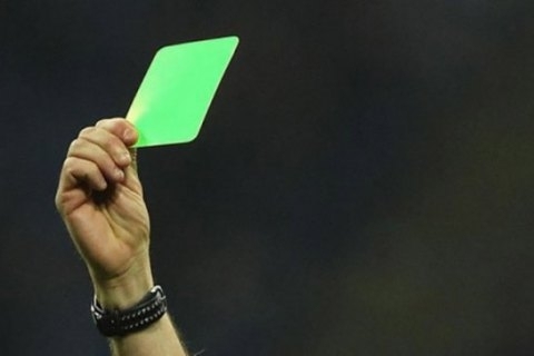 В Чемпионате Италии по футболу нападающий "Виченцы" Кристиан Галан в матче серии B против "Виртус" впервые получил зеленую карточку за соблюдение принципов fair play. 