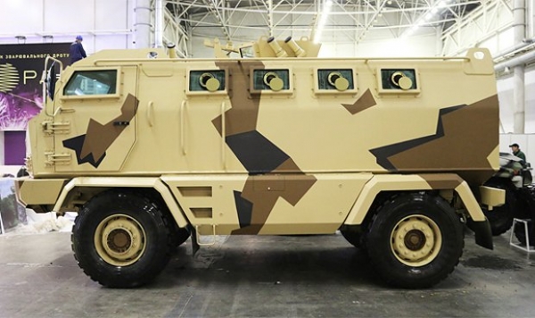 Кременчугский автомобильный завод показал свой новый броневик под названием "Хaлк". 