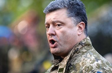 Украинская армия накормлена, одета и вооружена – Порошенко 