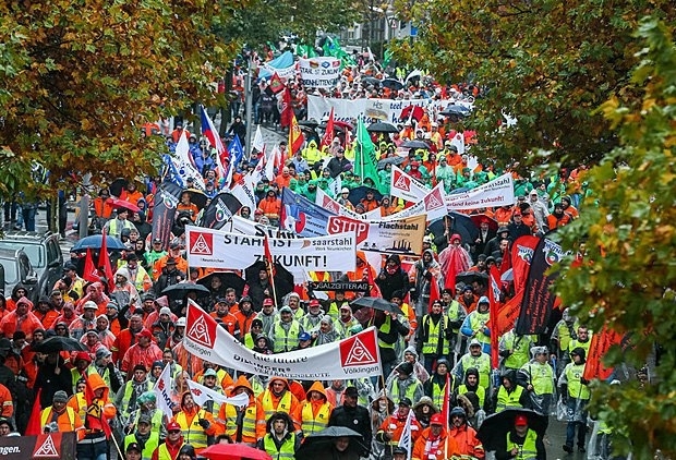 Несколько тысяч металлургов из разных стран Европейского Союза в среду вышли на акцию протеста в Брюсселе под лозунгом "Нет Европы без стали". 