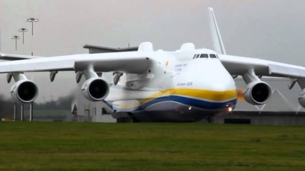 В аэропорту немецкого города Лейпциг загорелся один из двигателей украинского транспортного самолета Ан-225 "Мрия". 