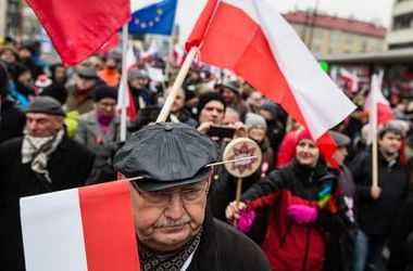 Польская полиция занялась делом о сожжении украинского флага в Варшаве 