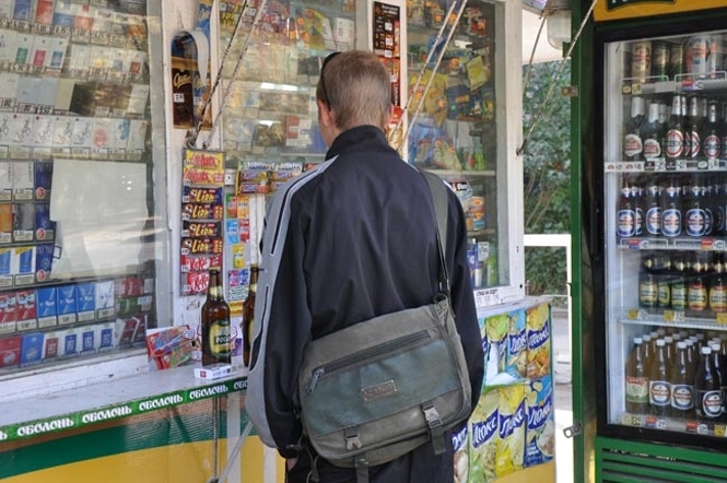 Апелляционный административный суд Киева во вторник отменил введенный Киевсоветом в марте этого года запрет на продажу алкоголя во временных сооружениях торгового и культурно-бытового назначения (МАФах). 