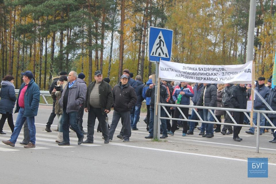 Около 50 горняков первой смены шахты №10 "Нововолынская" объявили голодовку из-за невыплаты зарплаты за последние три месяца. 