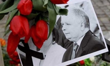 В Вавельском замке в Кракове в пятницу вечером состоялось перезахоронение бывшего президента Польши Леха Качиньского и его супруги Марии, погибших в 2010 году в результате Смоленской катастрофы. 