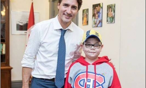Премьер-министр Канады Джастин Трюдо встретился с украинским мальчиком, который потерял ноги и правую руку из-за подрыва мины в Донецкой области и находится на лечении в Канаде. 