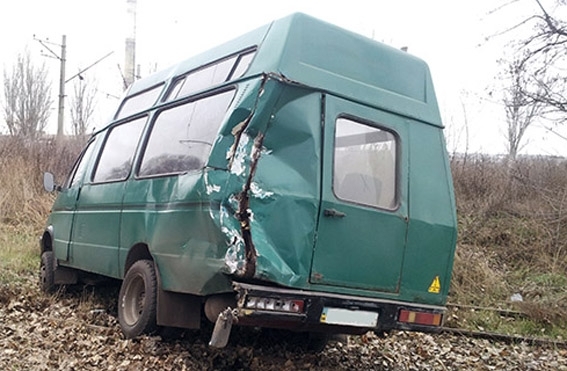 В Константиновке (Донецкая область) в аварию попали микроавтобус и военный автомобиль ГАЗ. 