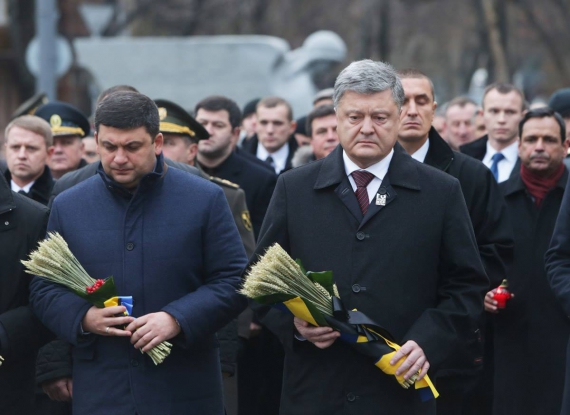 
    Несколько тысяч человек почтили память жертв Голодомора в столице10 