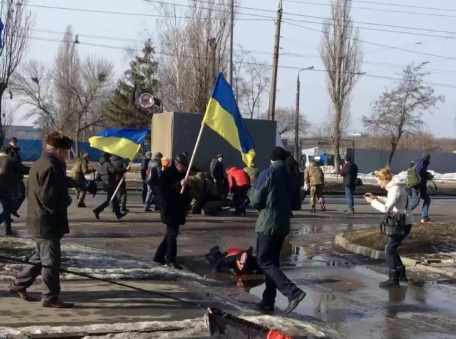 На заседании в среду Фрунзенский райсуд Харькова не смог рассмотреть ходатайство государственного обвинителя о продлении срока содержания под стражей подозреваемых во взрыве возле Дворца спорта в Харькове в 2015 году из-за того, что адвокат одного из них Александр Шадрин покинул зал. 