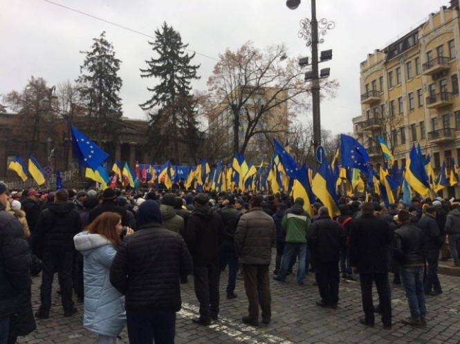 В центре Киева возле памятника Вячеславу Чорноволу проходят сборы сторонников новой инициативы экс-главы Одесской ОГА Михеила Саакашвили "Движение новых сил". 