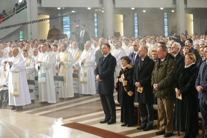19 ноября, в Кракове состоялась церемония интронизации Иисуса Христа как короля Польши. 