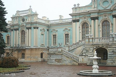 Кабинет Министров выделил 60 млн грн из резервного фонда на аварийно-восстановительные работы Мариинского дворца в Киеве. 