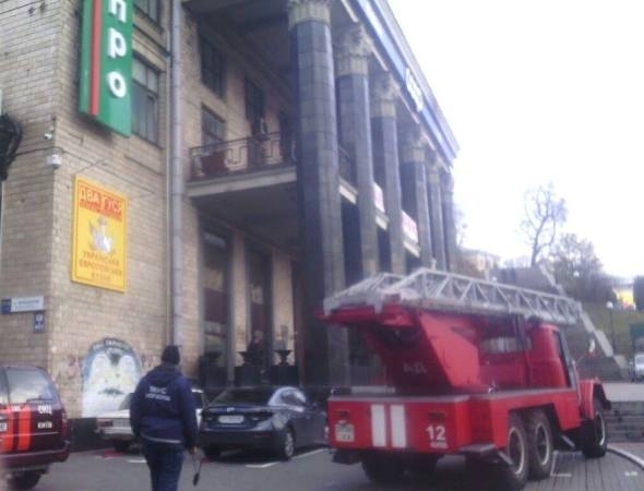В Киеве на улице Крещатик, 7/11 возник пожар в административном здании. 