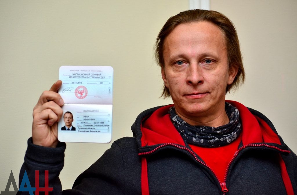 Актер и режиссер Иван Охлобыстин написал заявление на имя главаря боевиков Александра Захарченко с просьбой предоставить ему "гражданство" "ДНР". 