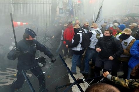 В бельгийской столице Брюсселе военные провели протестную акцию против повышения пенсионного возраста. 