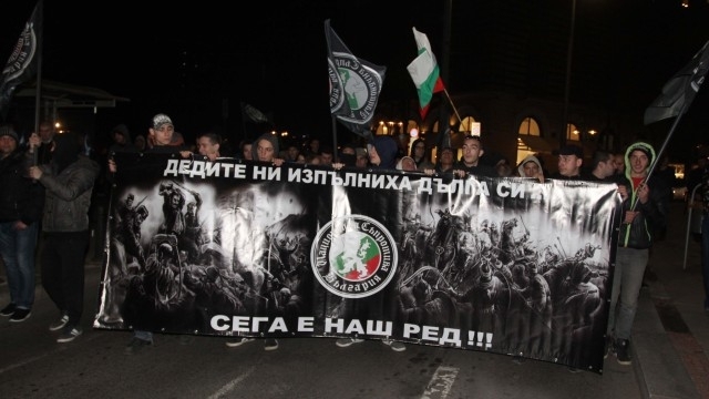 Националисты Болгарии проводят в центре Софии марш с требованием закрыть центры для мигрантов по всей стране и репатриировать всех беженцев. 