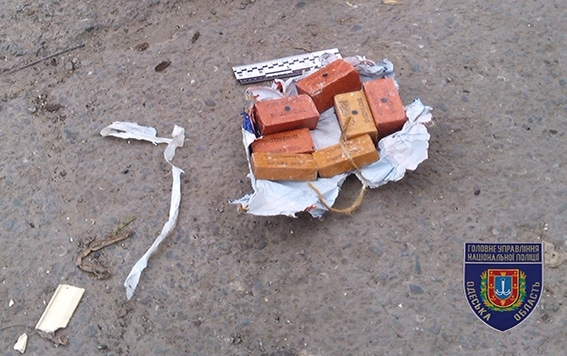 В Малиновском районе Одессы на улице был найден пакет с взрывоопасными веществами. 