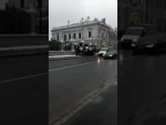 Посольство Великобритании в Москве забросали “окровавленными” манекенами (видео)