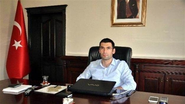 Губернатор турецкого округа Дерик в юго-восточной провинции Мардин Мухаммет Фатих Сафитюрк умер сегодня утром от ранений, полученных в результате теракта. 
