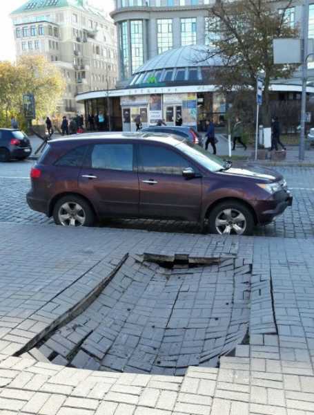 
    На месте расстрела Небесной сотни провалился тротуар4 