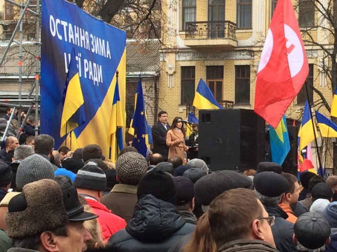 В центре Киева возле памятника Вячеславу Чорноволу проходят сборы сторонников новой инициативы экс-главы Одесской ОГА Михеила Саакашвили "Движение новых сил". 