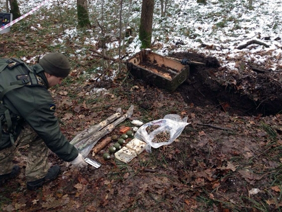 На территории Богодуховского района Харьковской области обнаружили крупный тайник с боеприпасами. 