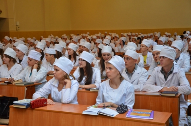 Президент Петр Порошенко ветировал закон об обязательном прохождении студентами медицинских вузов военной подготовки. 