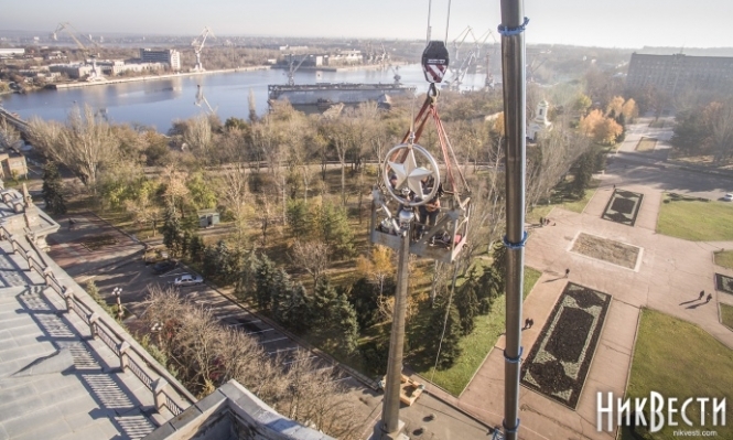 В Николаеве на здании городского совета демонтировали советскую пятиконечную звезду, которая символизирует "единство мирового пролетариата пяти континентов Земли" и заменили ее на государственный герб Украины. 