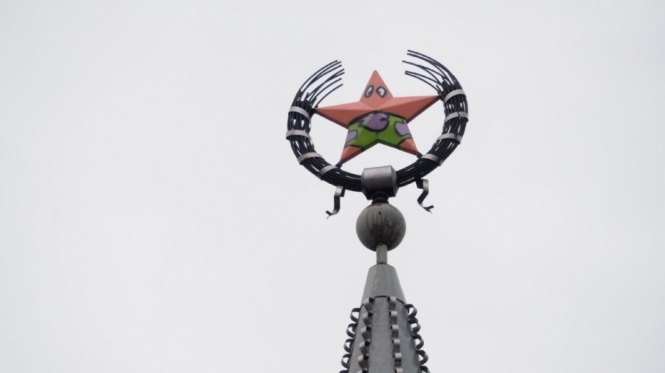 В Воронеже советскую звезду на шпиле одного из зданий расписали, превратив в Патрика - персонажа популярного мультфильма "Губка Боб Квадратные Штаны". 