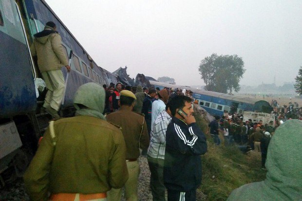 На севере Индии в результате схода с рельсов 14 вагонов пассажирского поезда погибли, по последним данным, не менее 90 человек. 