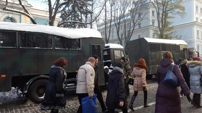 В центре Киева в ожидании акций протеста правоохранители несут усиленную охрану. 