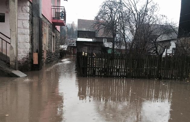 На Закарпатье резко поднимается уровень воды в реках: затоплены десятки домохозяйств, водники прогнозируют подтопления сельхозугодий в некоторых районах области и выход воды на участок международной трассы Киев - Чоп. 