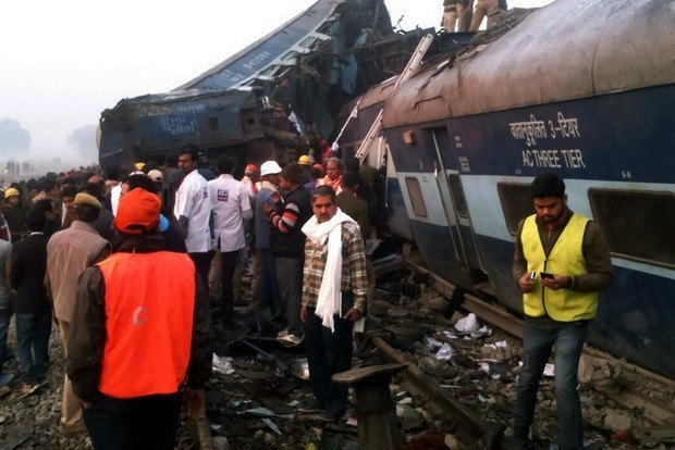На севере Индии в результате схода с рельсов 14 вагонов пассажирского поезда погибли, по последним данным, не менее 90 человек. 