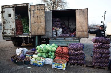 В Кабмине пересмотрят торговлю с Донбассом: "Запрета на продукты быть не должно" 