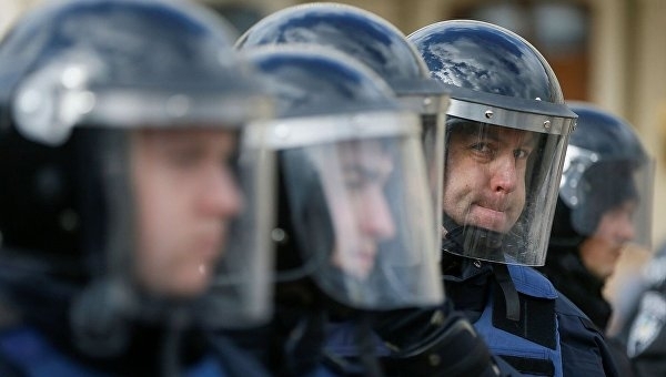 Более 800 полицейских и военнослужащих Национальной гвардии вывели на улицы в центре Киева, чтобы следить за порядком. 