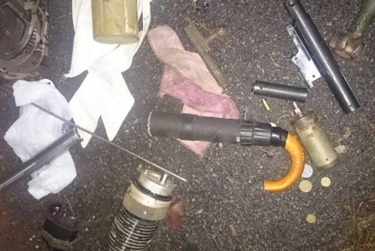 В пгт Коцюбинское Киевской области задержали мужчину с гранатами, патронами и устройством для стрельбы, который сделан из зонта. 