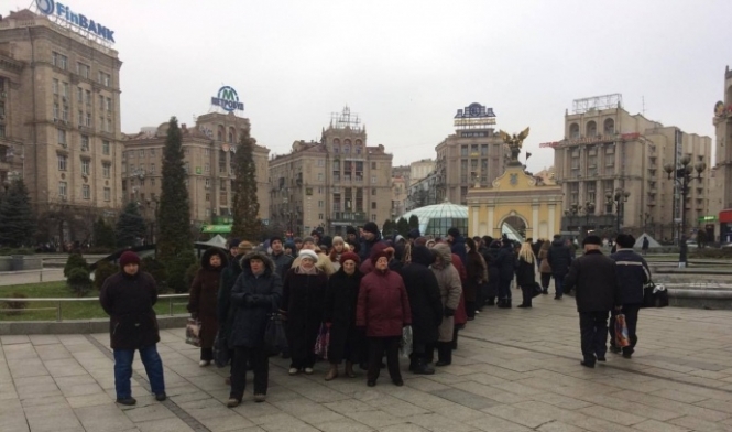 В центре Киева, возле Национального банка, начали собираться митингующие. 