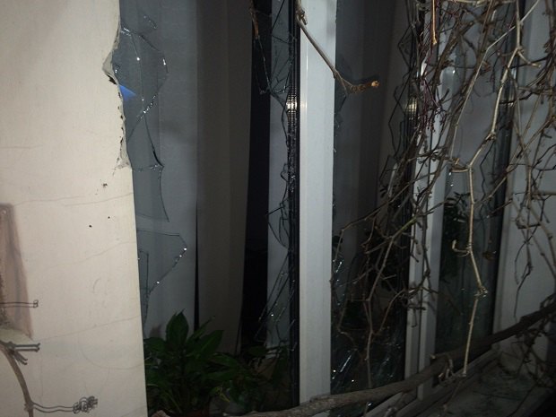 Националисты разбили окна в здании на улице Большая Васильковская 23, где, по их словам, расположен офис Виктора Медведчука. 