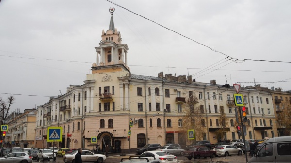 В Воронеже советскую звезду на шпиле одного из зданий расписали, превратив в Патрика - персонажа популярного мультфильма "Губка Боб Квадратные Штаны". 