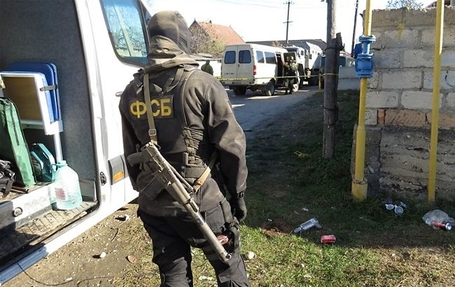 Федеральная служба безопасности России предоставила российским телеканалам видеозапись, на которой показано задержание одного из так называемых "крымских диверсантов" в Севастополе. 