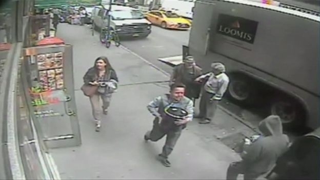 Неизвестный вытащил из открытого инкассаторского фургона в Нью-Йорке ведро золотых опилок стоимостью 1,6 миллиона долларов. 