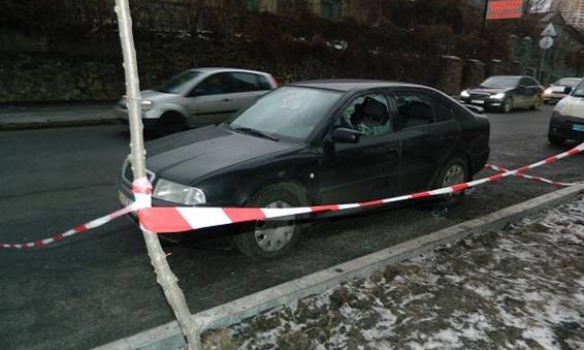 В Киеве злоумышленники разбили окна машины и под угрозой пистолета отобрали у мужчины сумку, в которой было 350 тыс. Гривен 