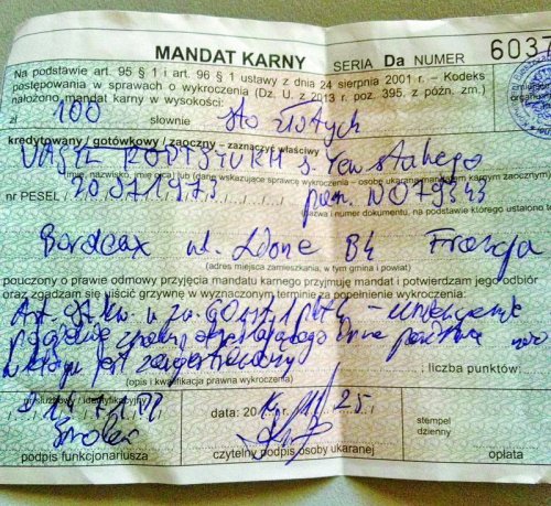Украинский супругов оштрафовали на польской границе за наклейку с трезубцем на их автомобили. 