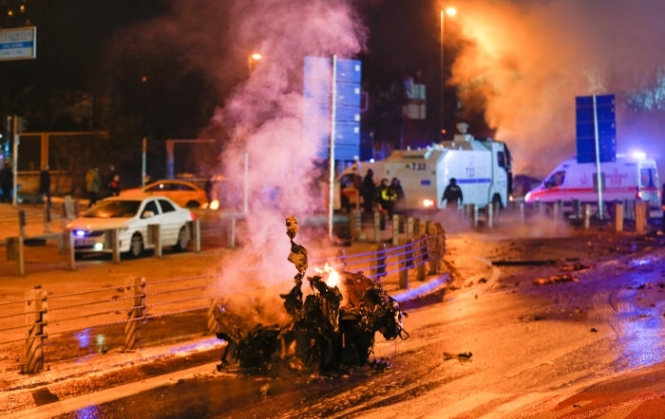 По меньшей мере один взрыв произошел рядом со стадионом футбольного клуба "Бешикташ" в Стамбуле. 